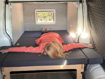Ausgefahrenes Schlafmodul innen